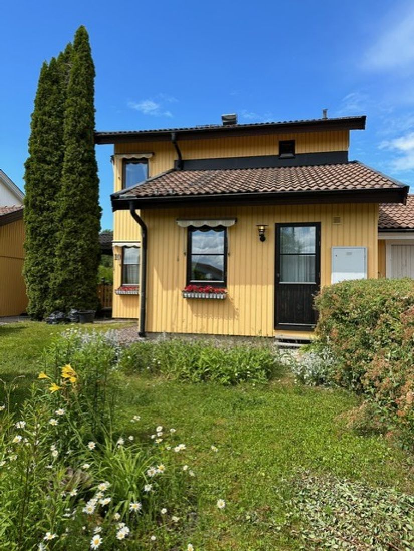 Villa, Radhus, Sikvägen 10, Råbydal, Håbo