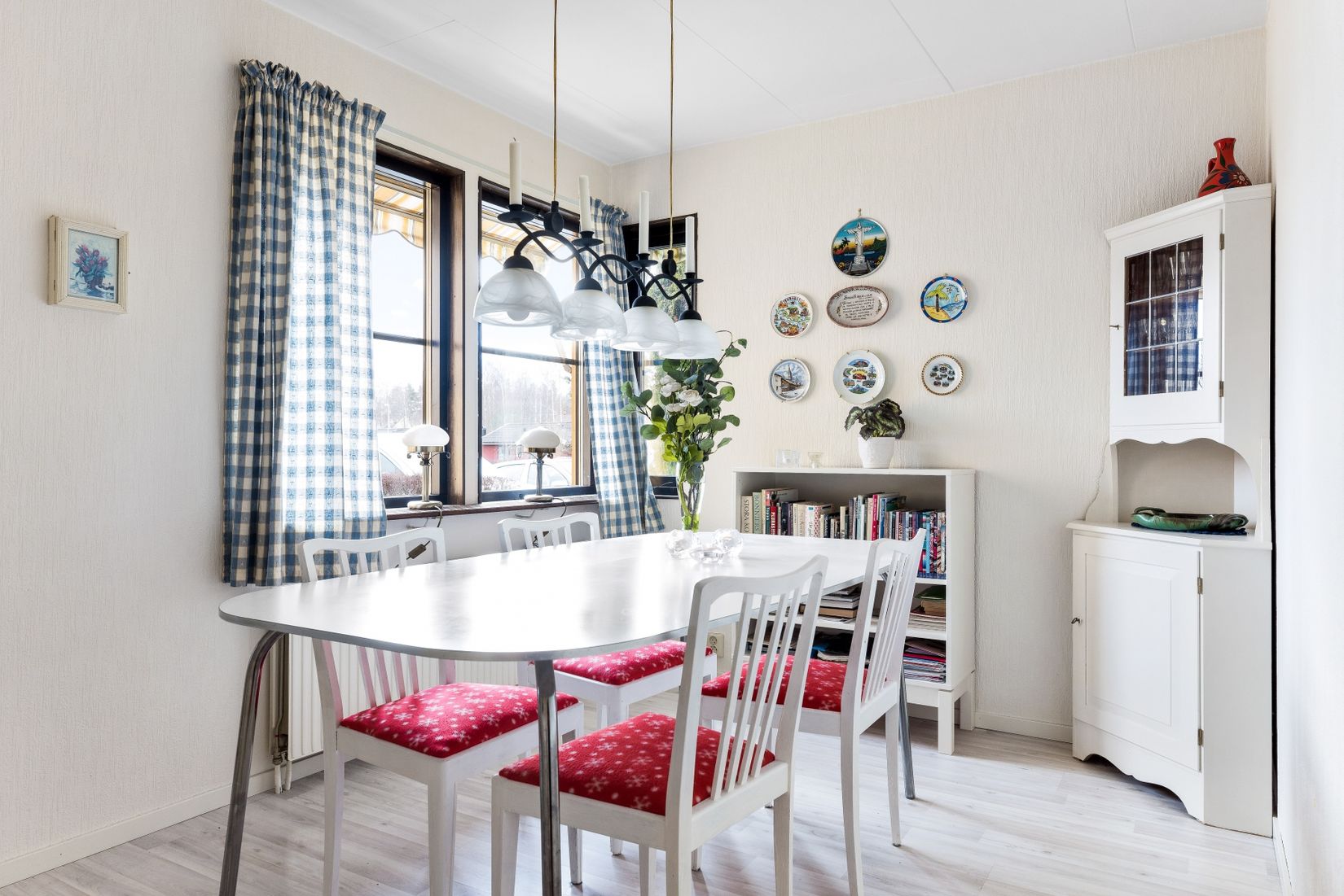 Villa, Radhus, Sikvägen 10, Råbydal, Håbo