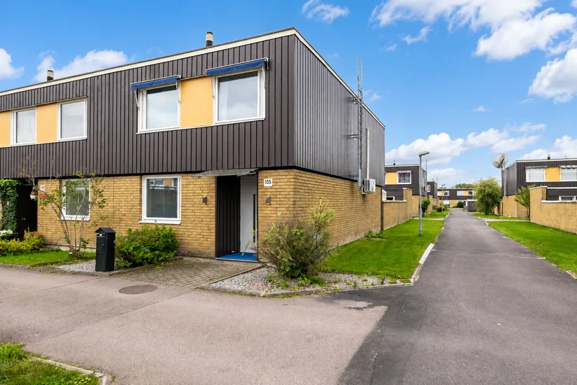 Radhus, Stångjärnsgatan 105, Bäckby, Västerås