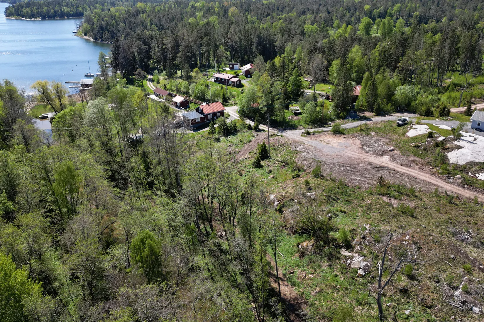Tomt, Havsnära tomt som går ner till kanalen, Björkö, Norrtälje