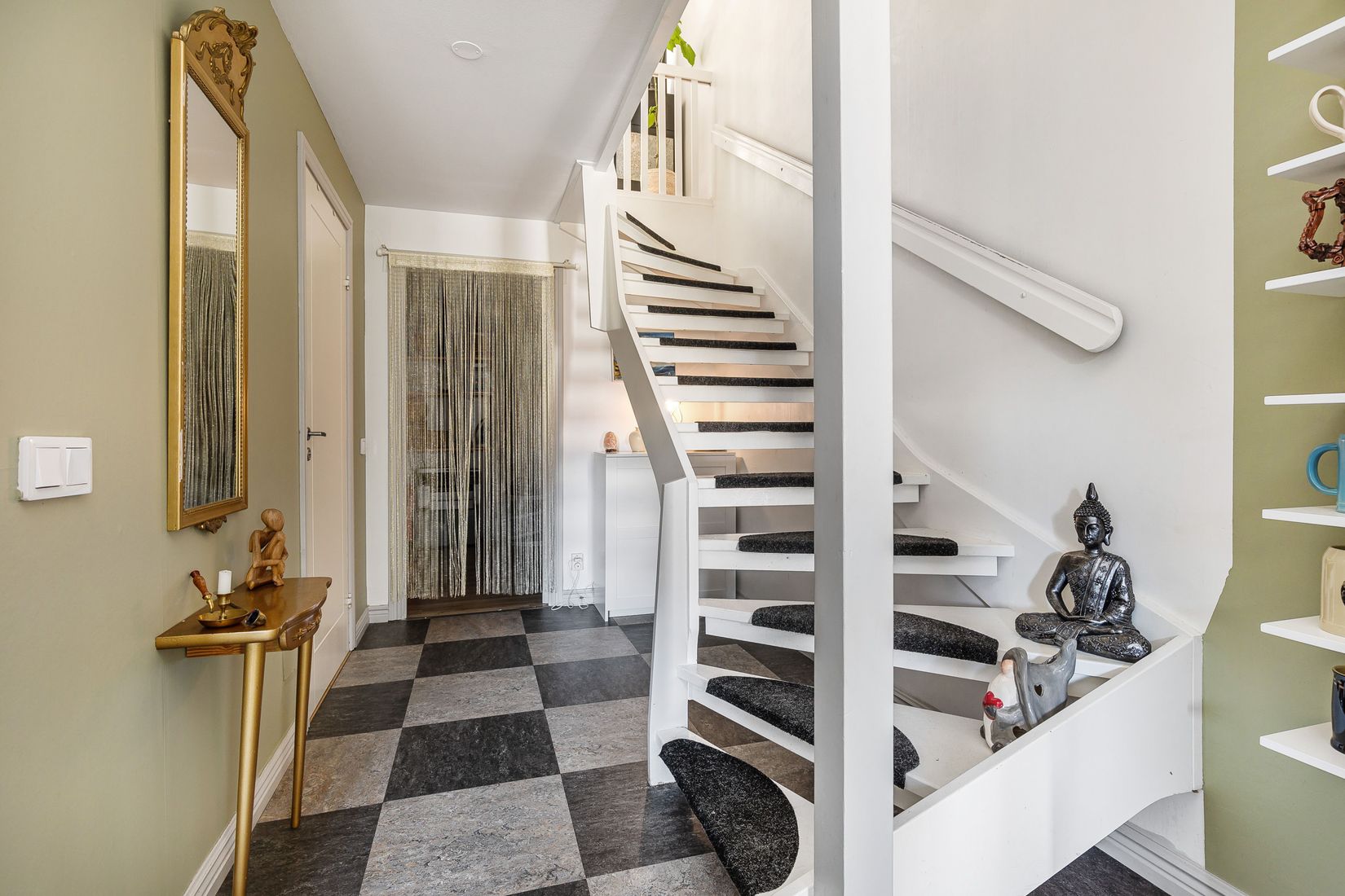 Bostadsrätt, Kyrkogatan 1F, Centralt vid Kyrkberget, Strängnäs