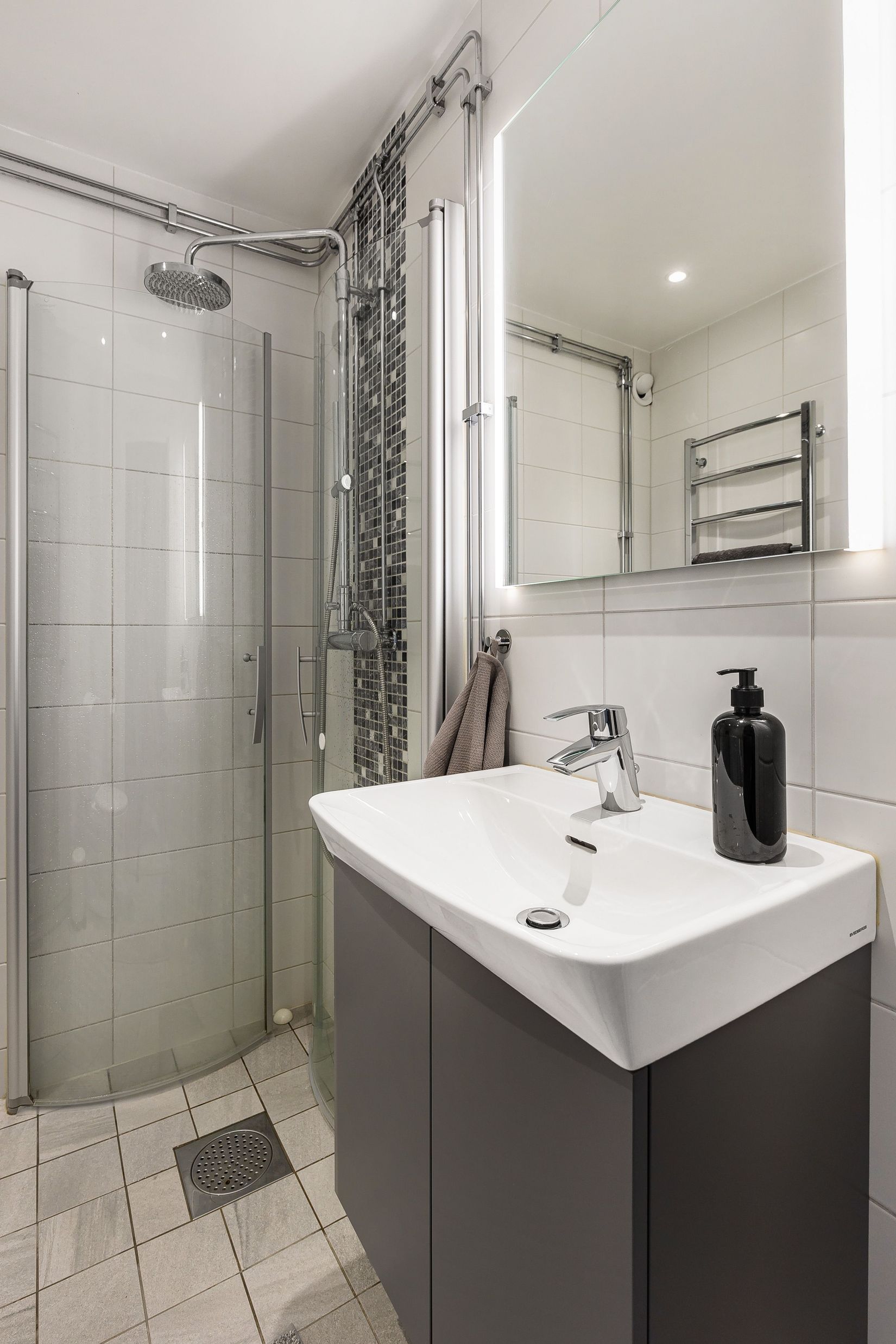 Bostadsrätt, Kyrkogatan 1F, Centralt vid Kyrkberget, Strängnäs