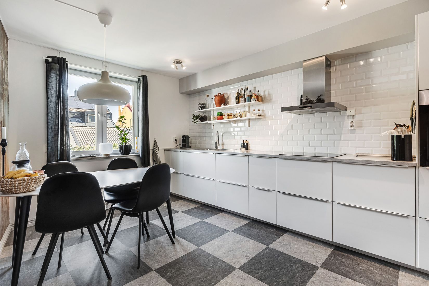 Bostadsrätt, Kyrkogatan 1F, Centralt vid Kyrkberget, Strängnäs