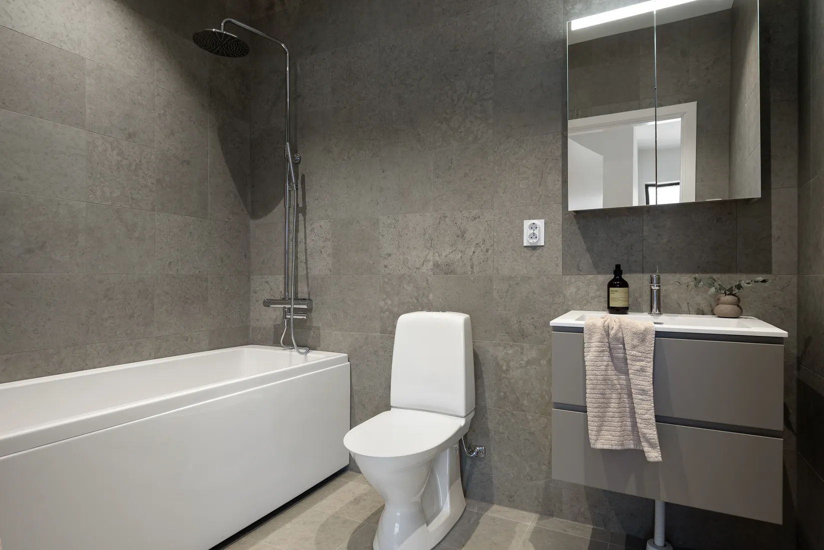 Bostadsrätt, Radhus, Åbroddsvägen 28B, Kummelnäs, Nacka