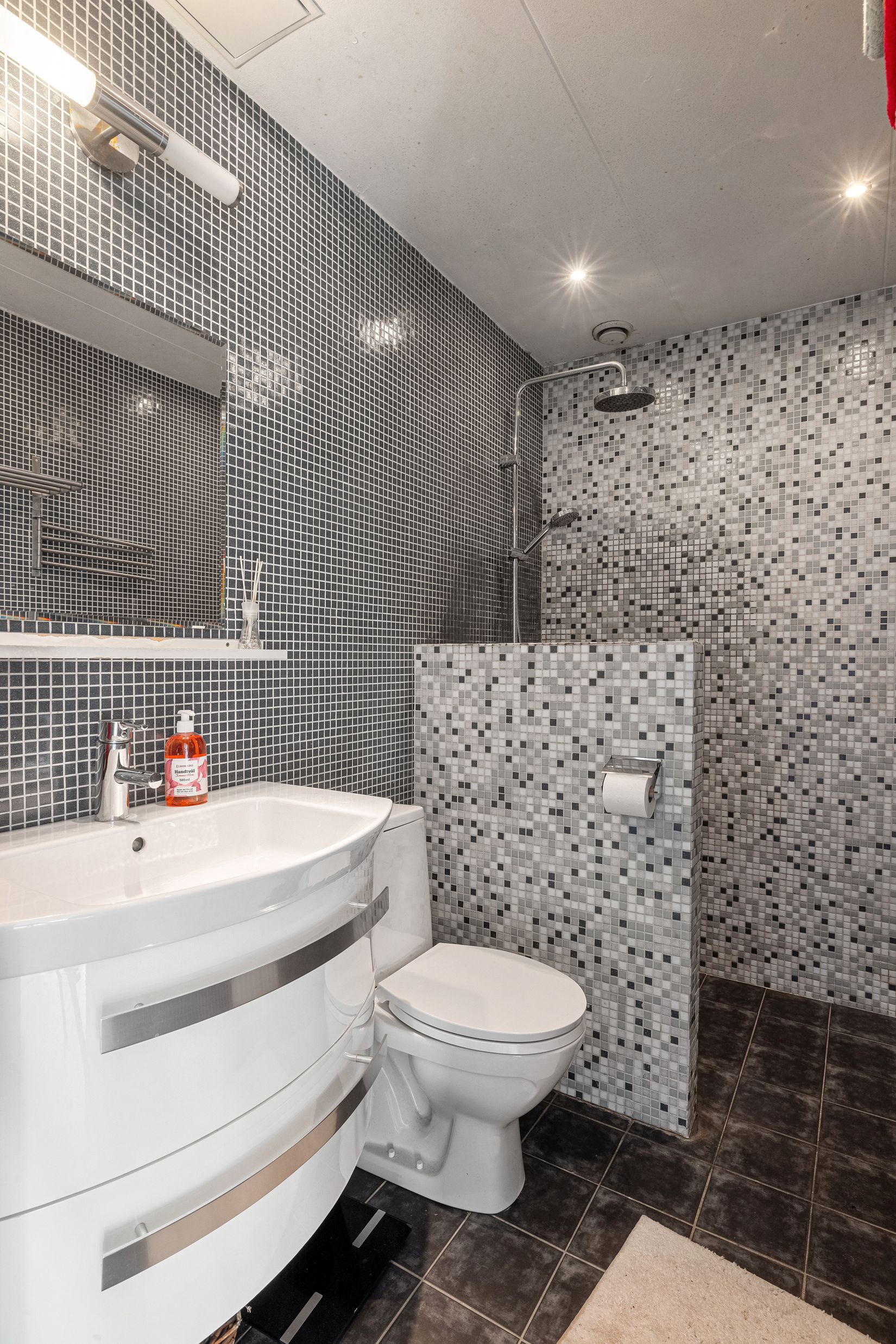 Radhus, Safirgången 66, Öringe, Tyresö