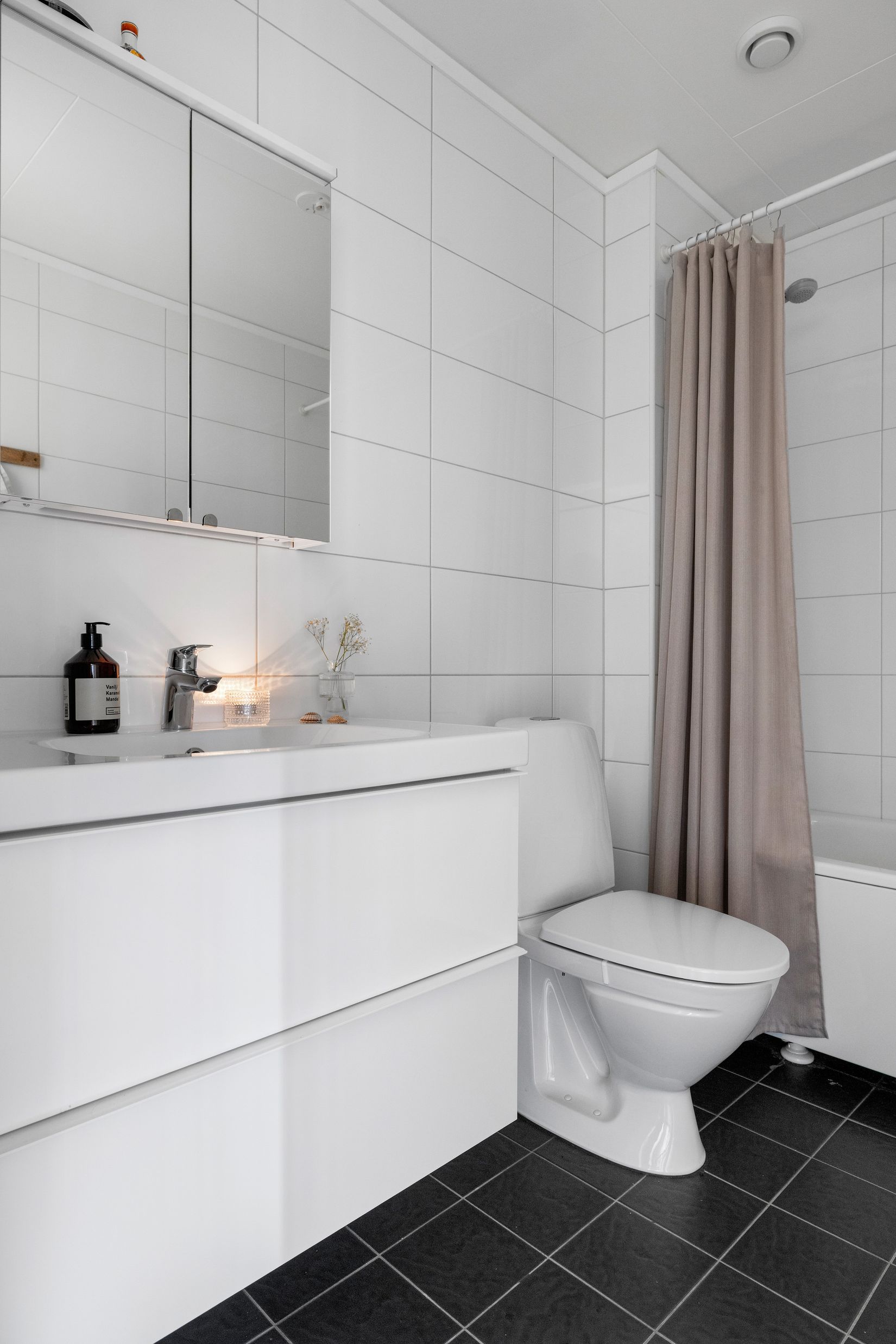 Bostadsrätt, Radhus, Klockarebovägen 24, Bålsta Frösundavik, Håbo