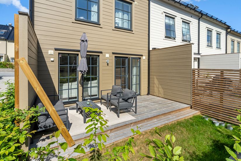 Radhus, Friggaslingan 21, Ormbacka, Järfälla