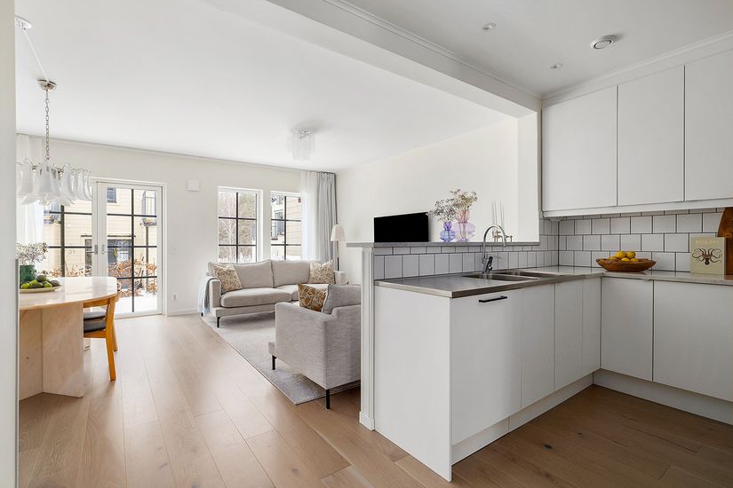 Radhus, Friggaslingan 21, Ormbacka, Järfälla