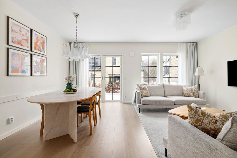 Radhus, Friggaslingan 21, Ormbacka, Järfälla