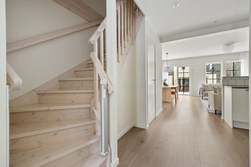 Radhus, Friggaslingan 21, Ormbacka, Järfälla