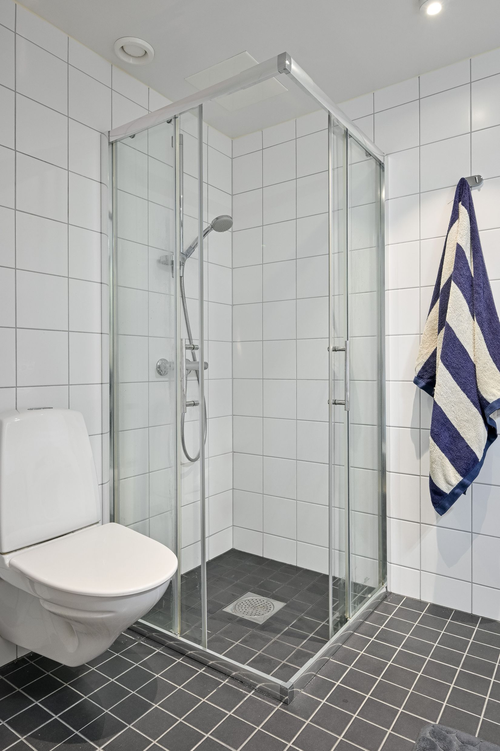 Bostadsrätt, Kansligränd 2, 4tr (8 trappor i hiss), Kvarnbergsplan, Huddinge