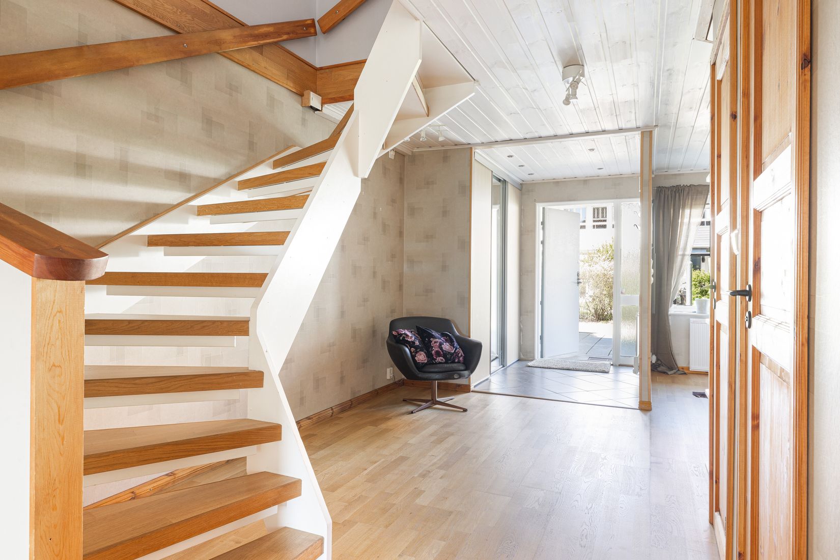 Radhus, Lövmovägen 67, Upplands Väsby