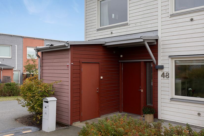 Radhus, Löjtnantsgränd 48, Barkarbystaden, Järfälla