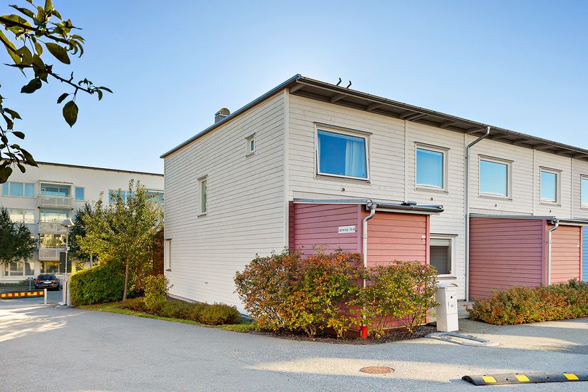 Radhus, Löjtnantsgränd 48, Barkarbystaden, Järfälla