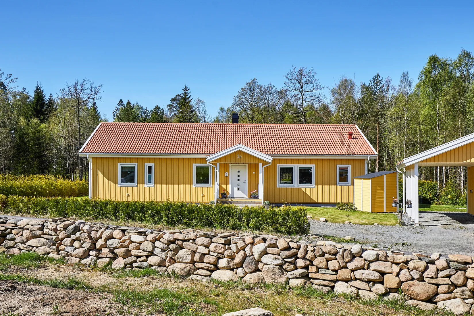 Villa, Nyproducerad enplansvilla i naturskönt område, Mark