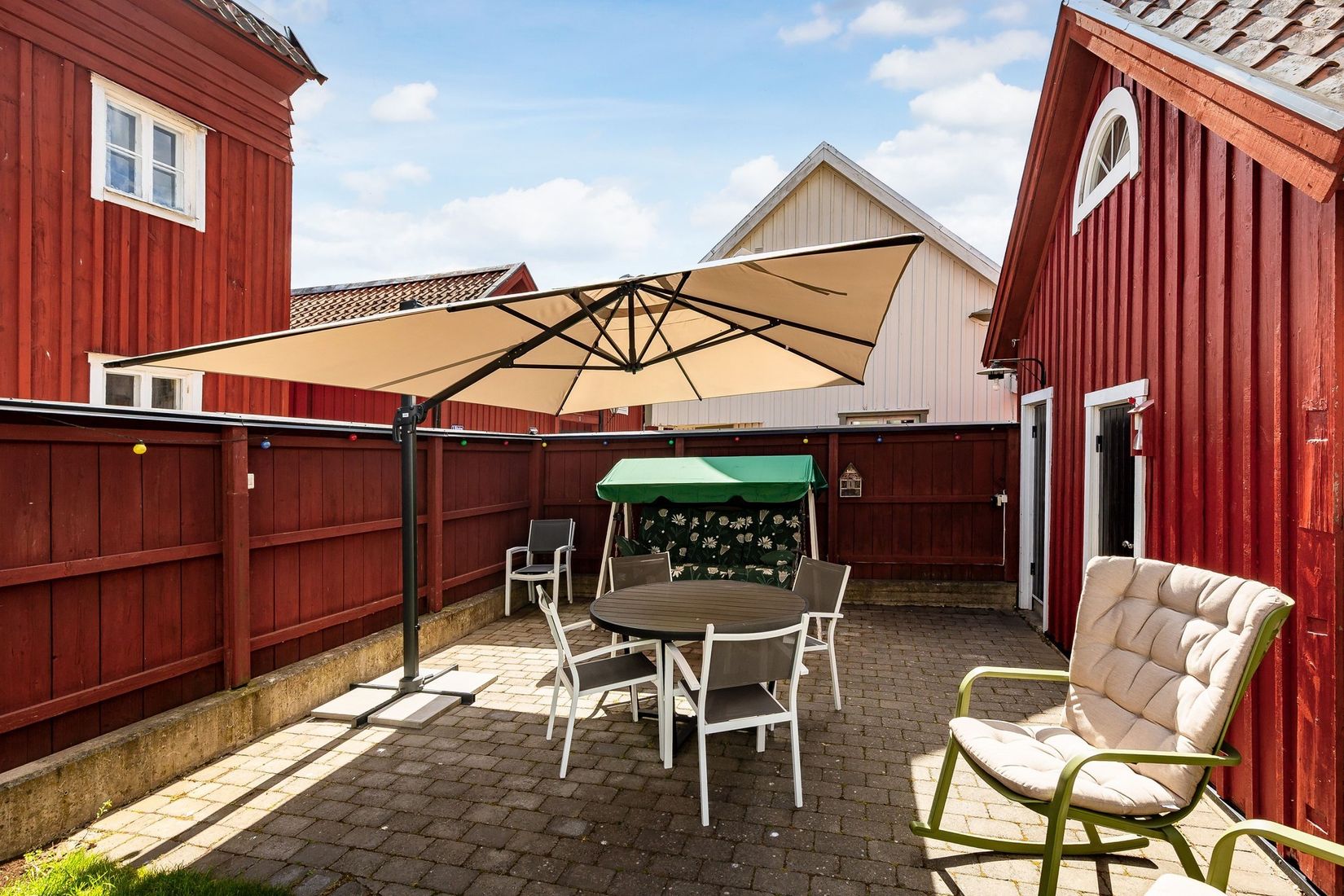 Villa, Mäster Lars gränd 7, Centralt vid Kyrkberget, Strängnäs