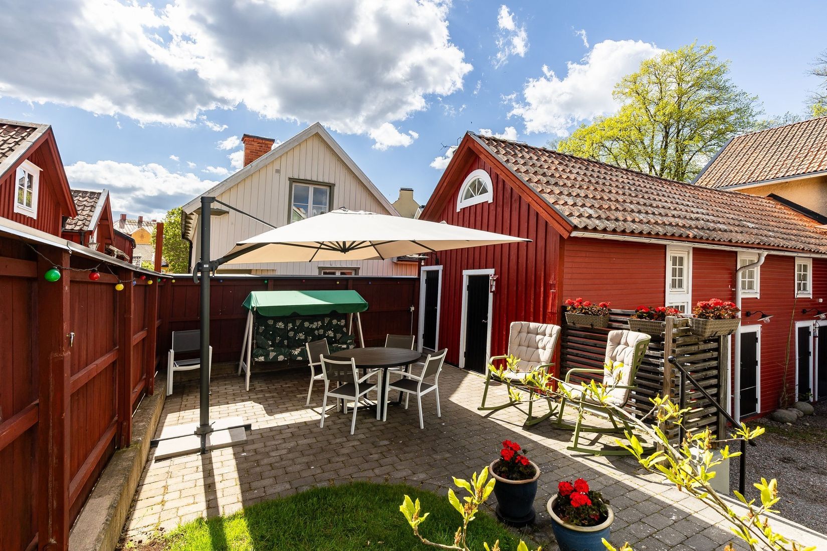 Villa, Mäster Lars gränd 7, Centralt vid Kyrkberget, Strängnäs
