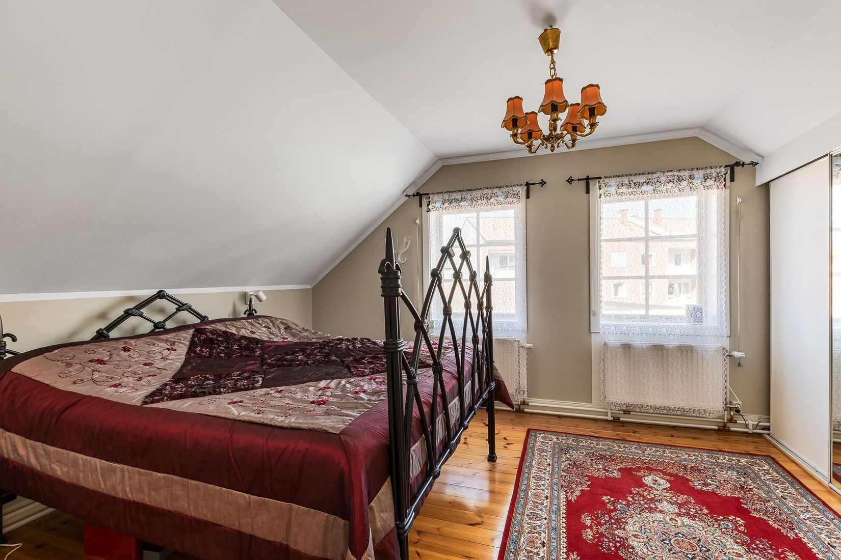 Villa, Mäster Lars gränd 7, Centralt vid Kyrkberget, Strängnäs