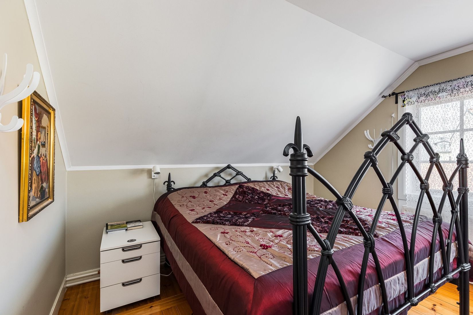 Villa, Mäster Lars gränd 7, Centralt vid Kyrkberget, Strängnäs