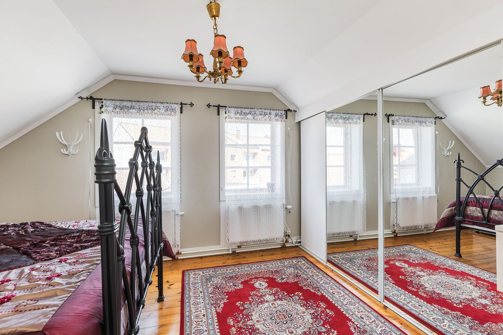 Villa, Mäster Lars gränd 7, Centralt vid Kyrkberget, Strängnäs