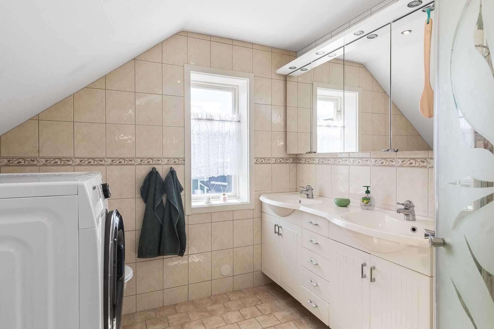 Villa, Mäster Lars gränd 7, Centralt vid Kyrkberget, Strängnäs