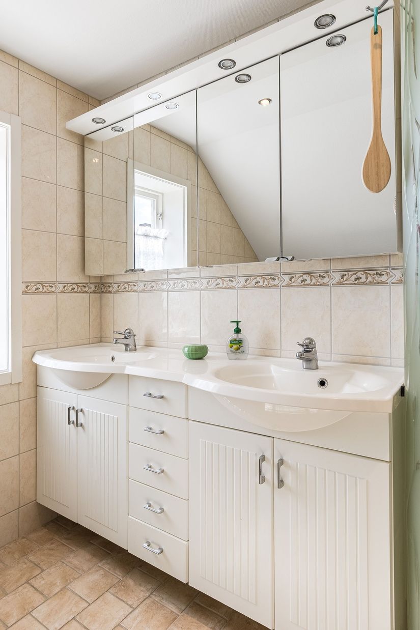 Villa, Mäster Lars gränd 7, Centralt vid Kyrkberget, Strängnäs