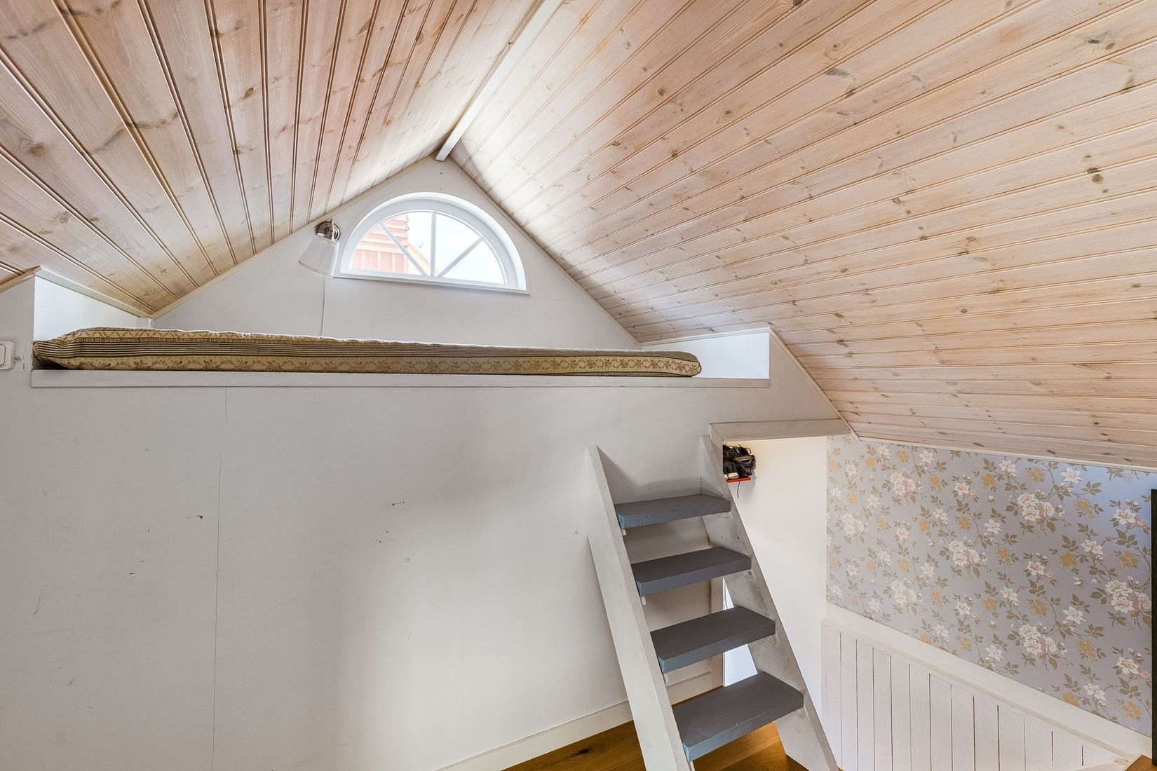 Villa, Mäster Lars gränd 7, Centralt vid Kyrkberget, Strängnäs