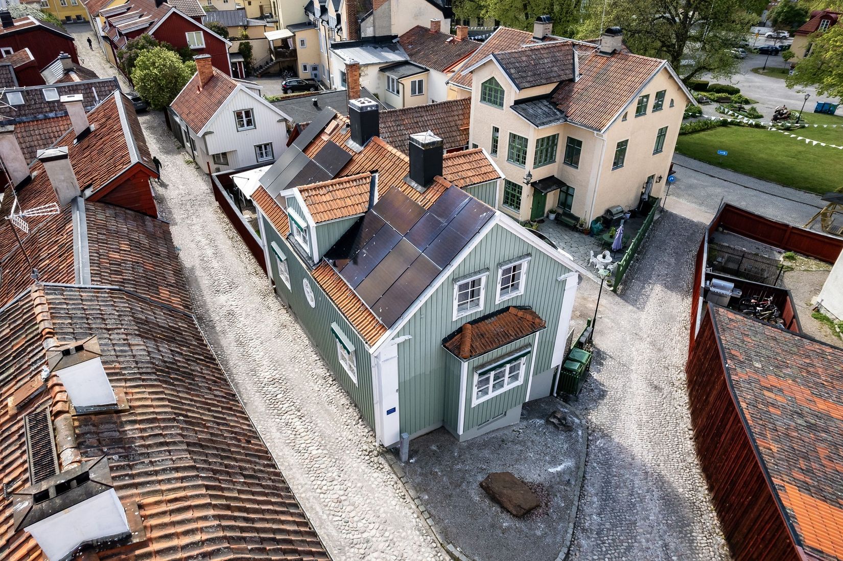 Villa, Mäster Lars gränd 7, Centralt vid Kyrkberget, Strängnäs