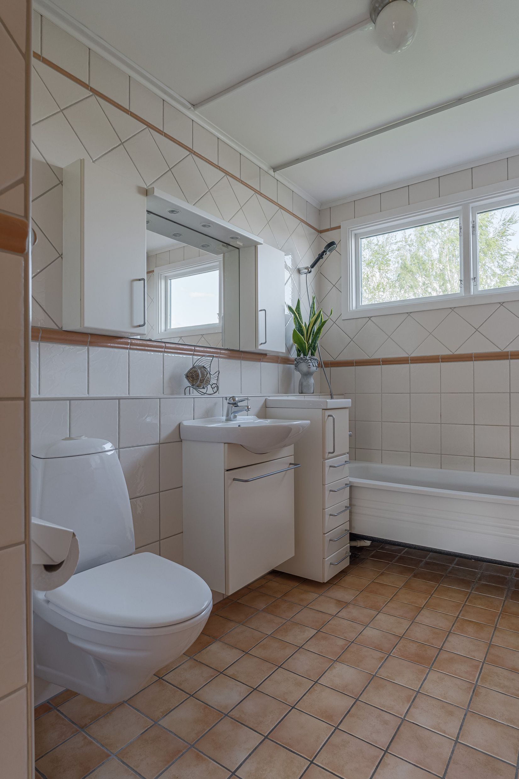 Villa, Mellangatan 16, Tibro