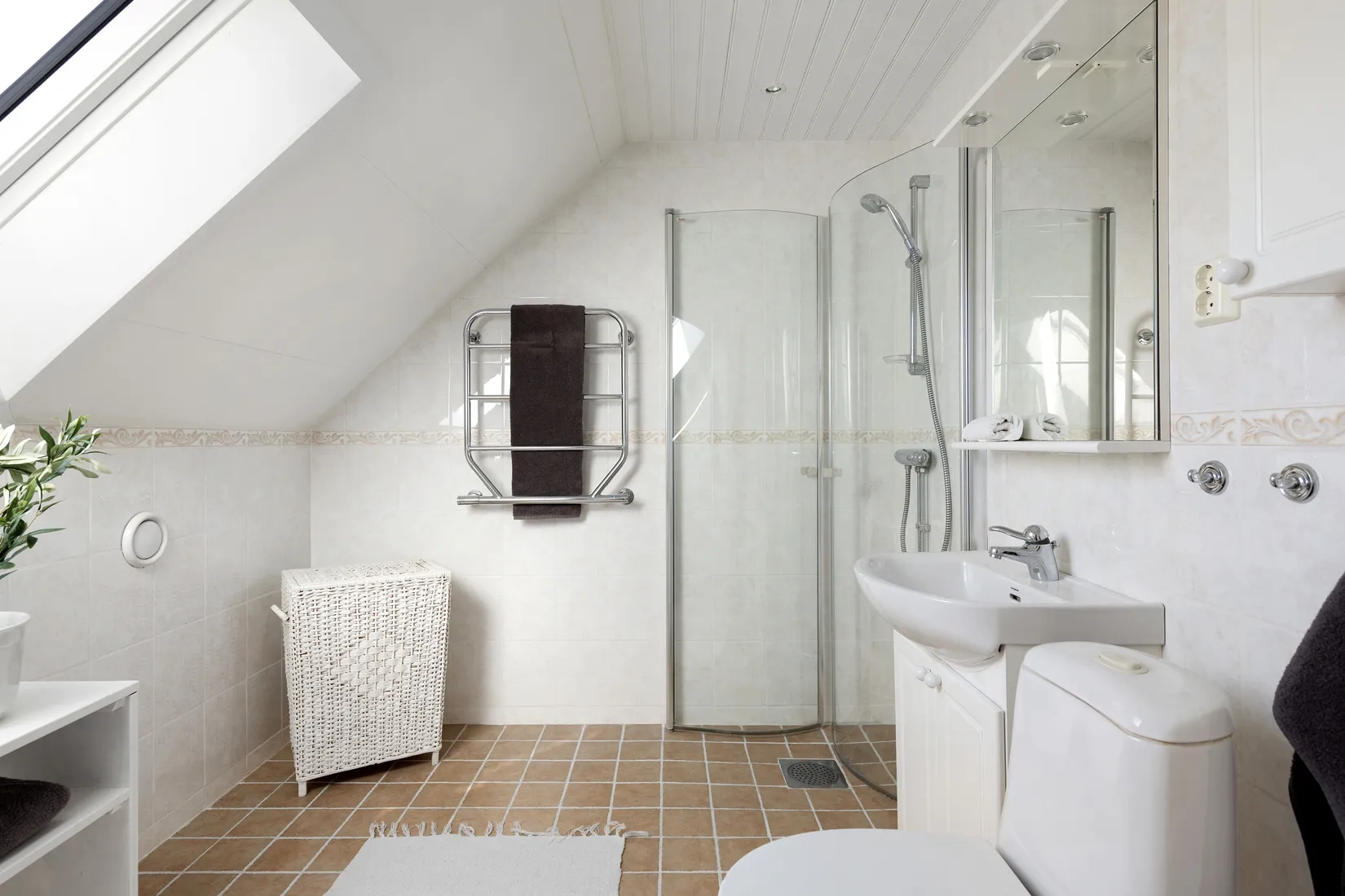 Villa, Radhus, Gyllenstiernas väg 28, Näsbypark, Täby