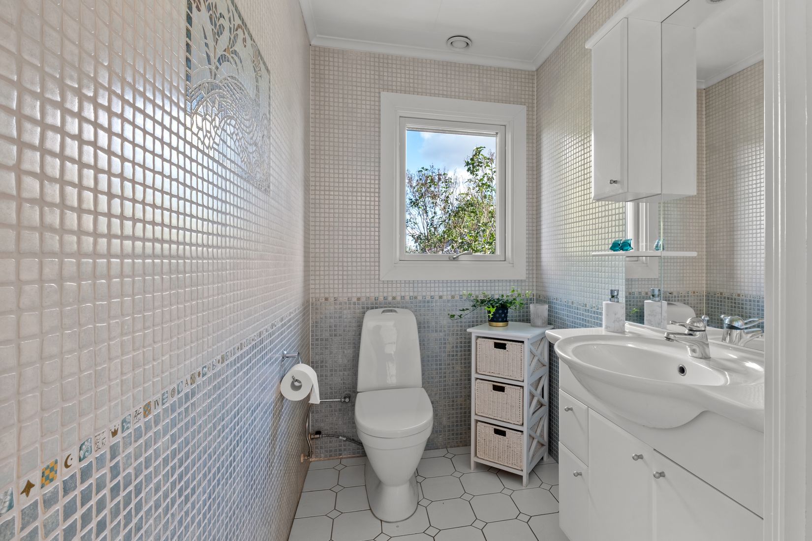 Villa, Junibacken 12, Trollbäcken, Tyresö