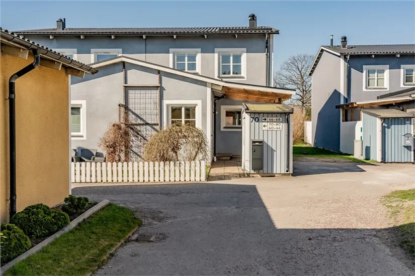 Radhus, Albert Engströms gata 70, Klockaretorpet, Norrköping