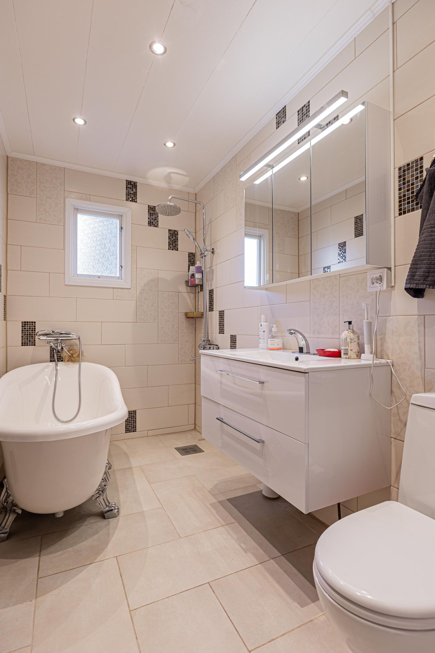 Villa, Granvägen 10, Sala