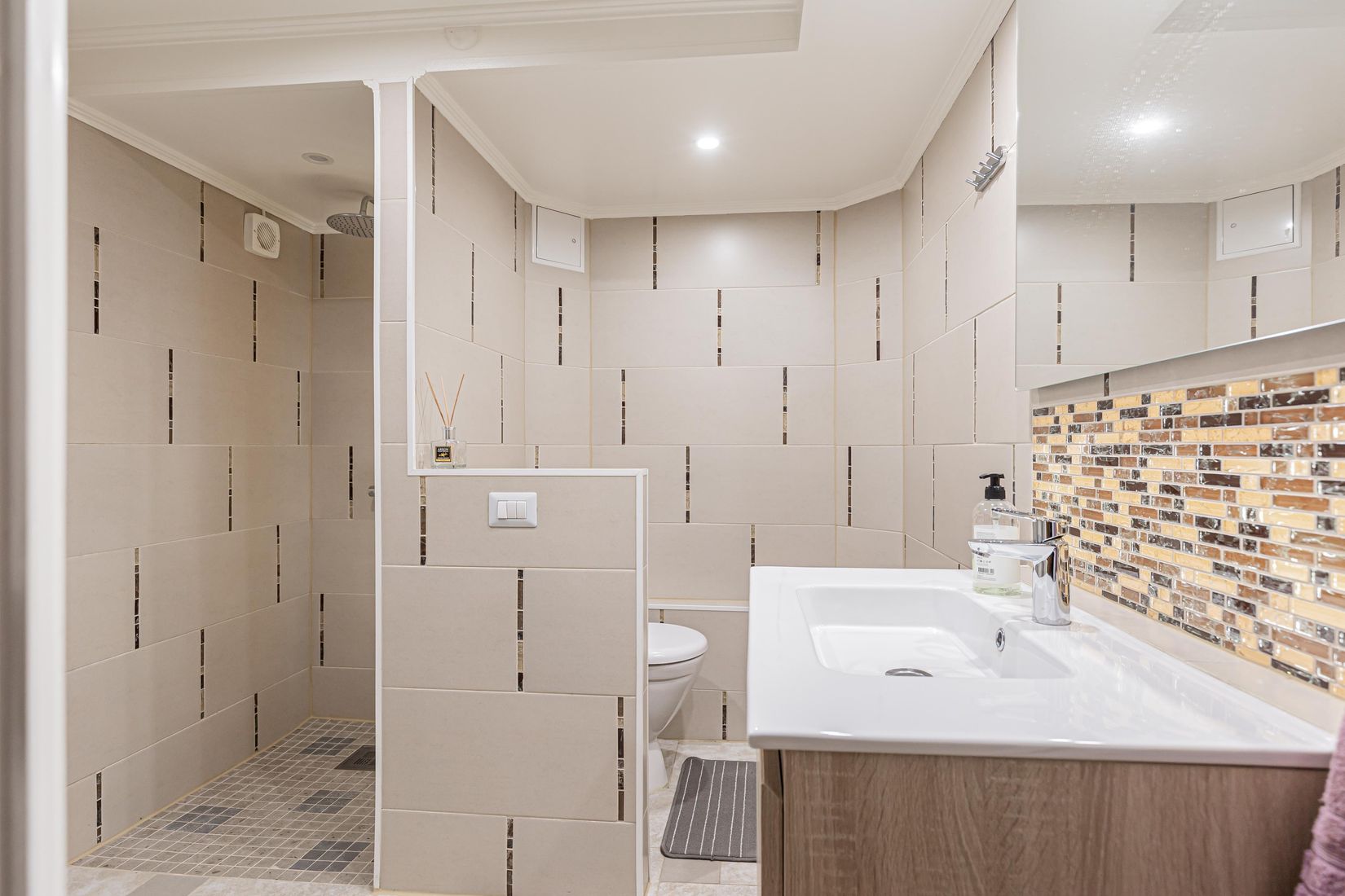 Villa, Granvägen 10, Sala