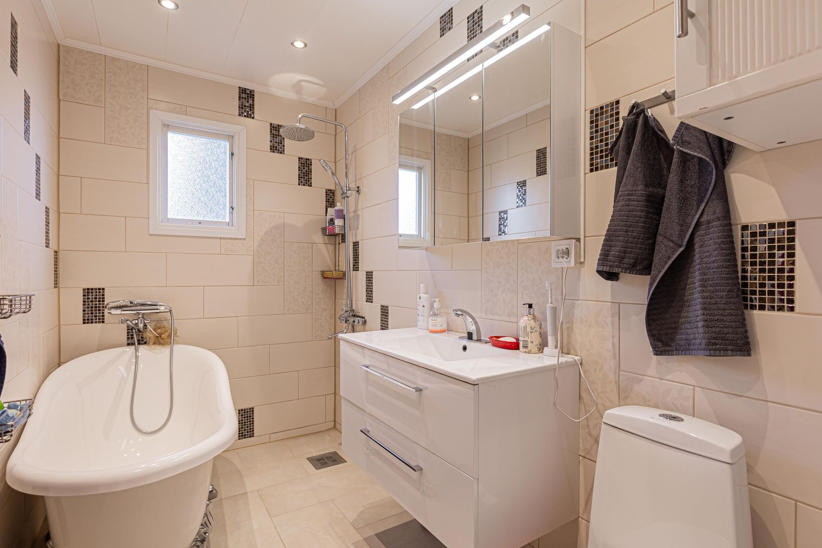 Villa, Granvägen 10, Sala