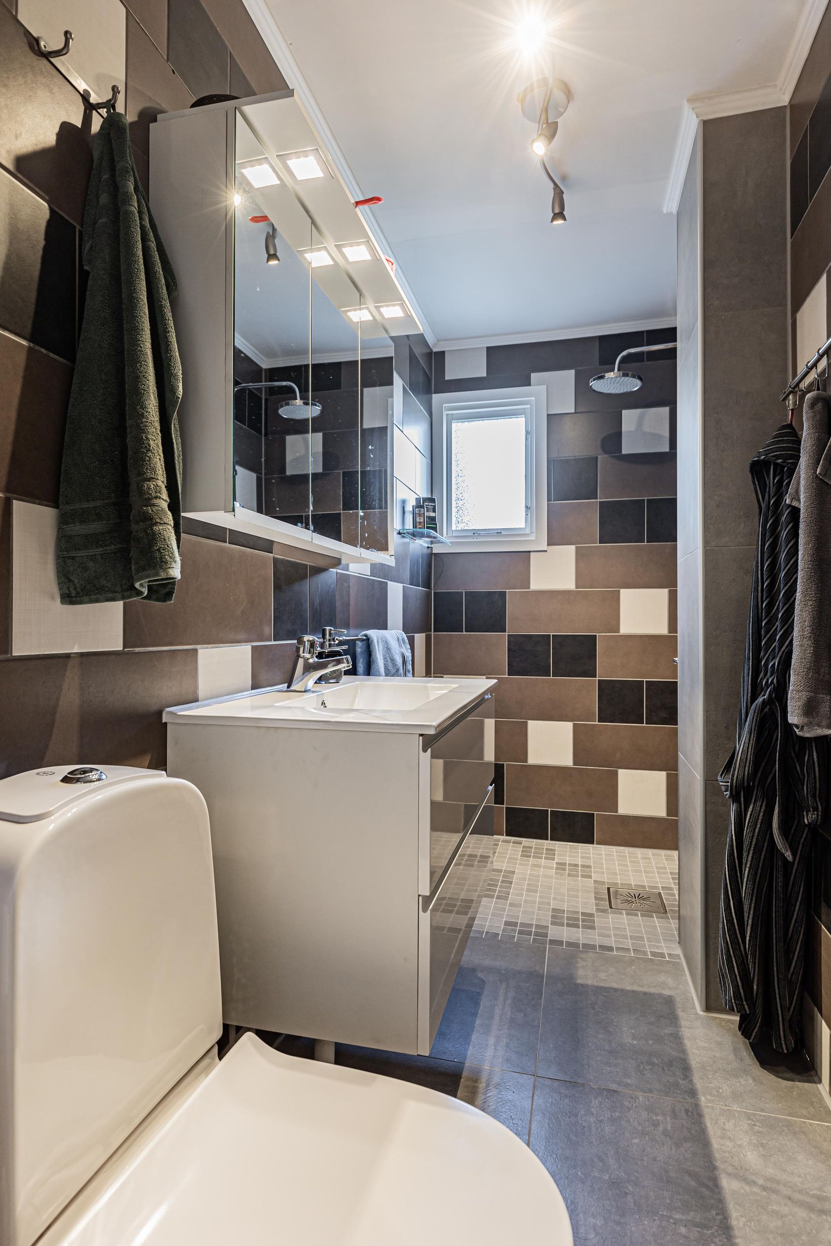 Villa, Granvägen 10, Sala