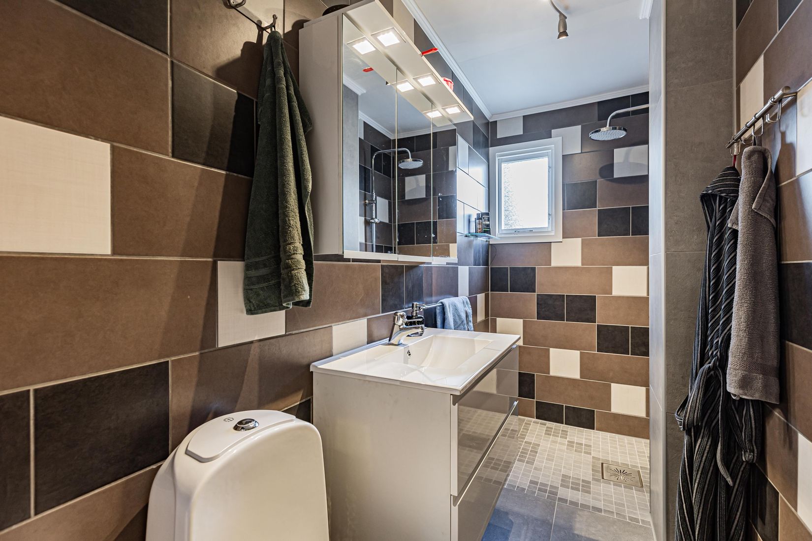 Villa, Granvägen 10, Sala