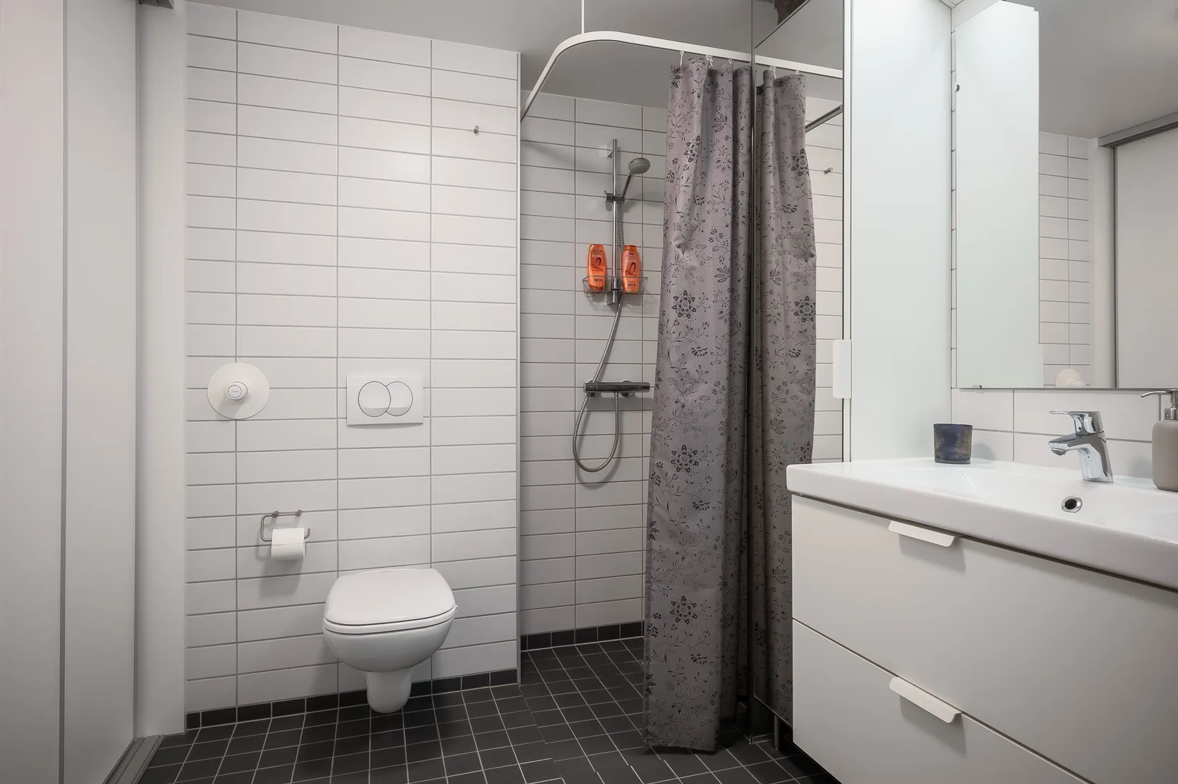 Villa, Radhus, Ängskällevägen 9, Kil