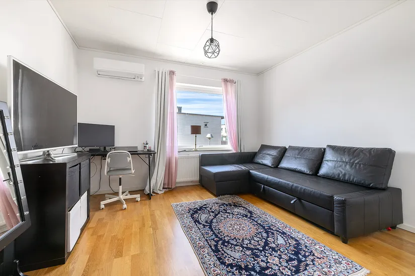 Radhus, Fänriksvägen 35, Barkarbystaden, Järfälla