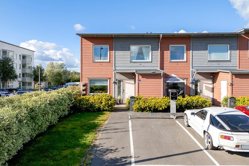 Radhus, Fänriksvägen 35, Barkarbystaden, Järfälla