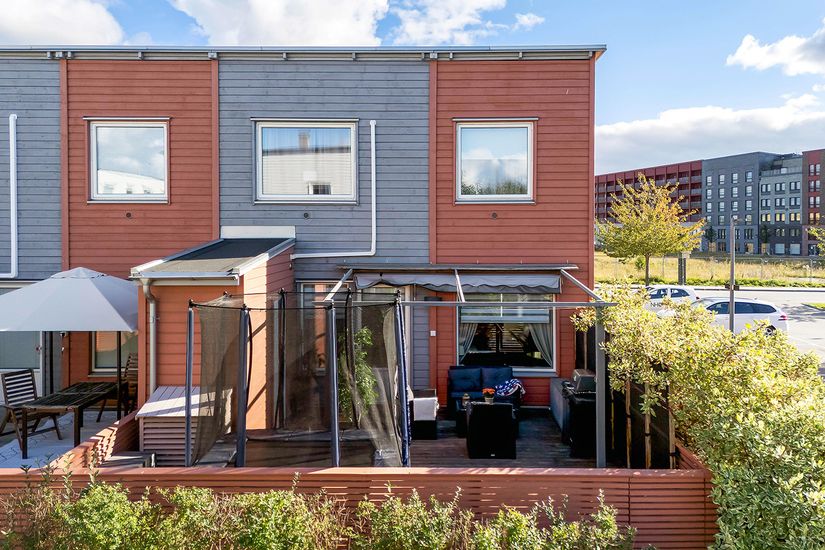 Radhus, Fänriksvägen 35, Barkarbystaden, Järfälla