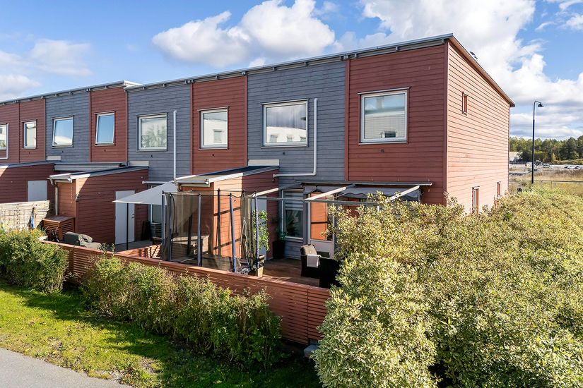 Radhus, Fänriksvägen 35, Barkarbystaden, Järfälla