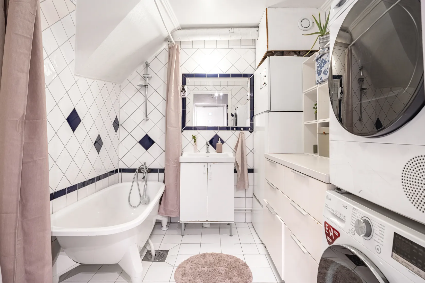 Villa, Radhus, Götavägen 106, Gribbylund, Täby