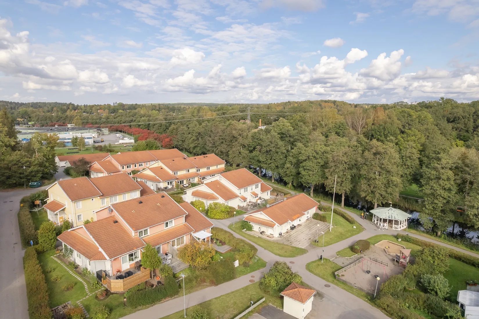 Radhus, Slussbrovägen 104, Runö, Österåker