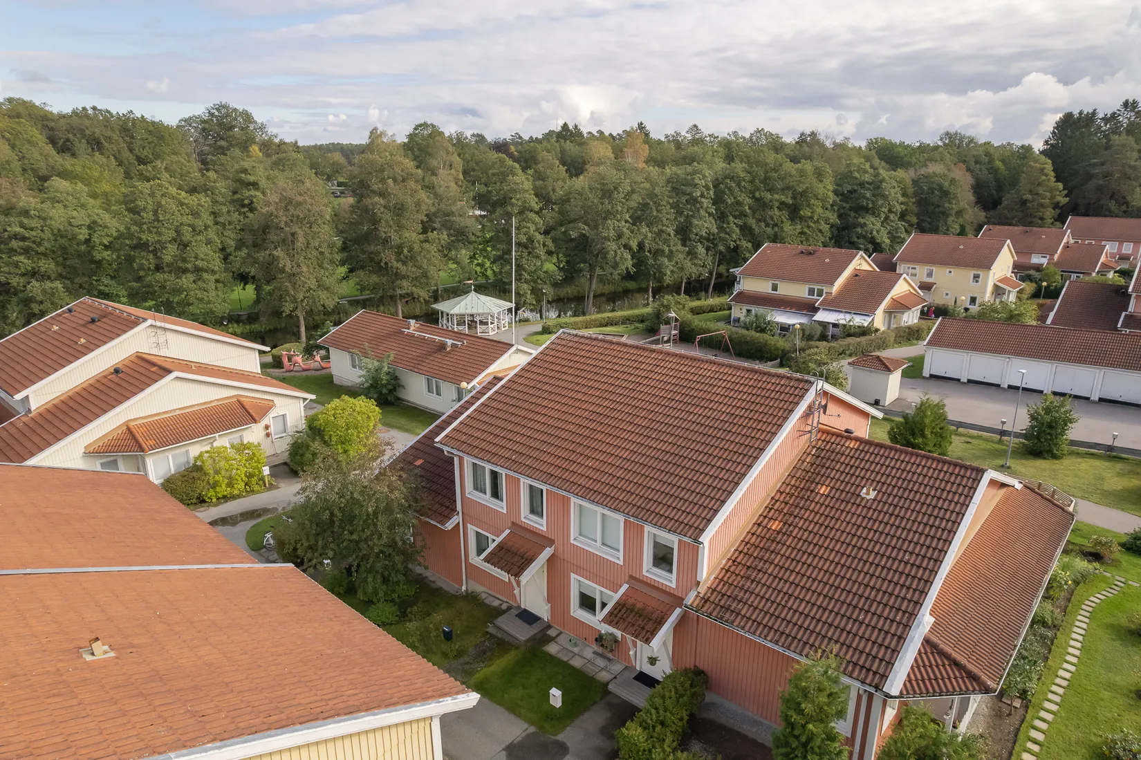 Radhus, Slussbrovägen 104, Runö, Österåker