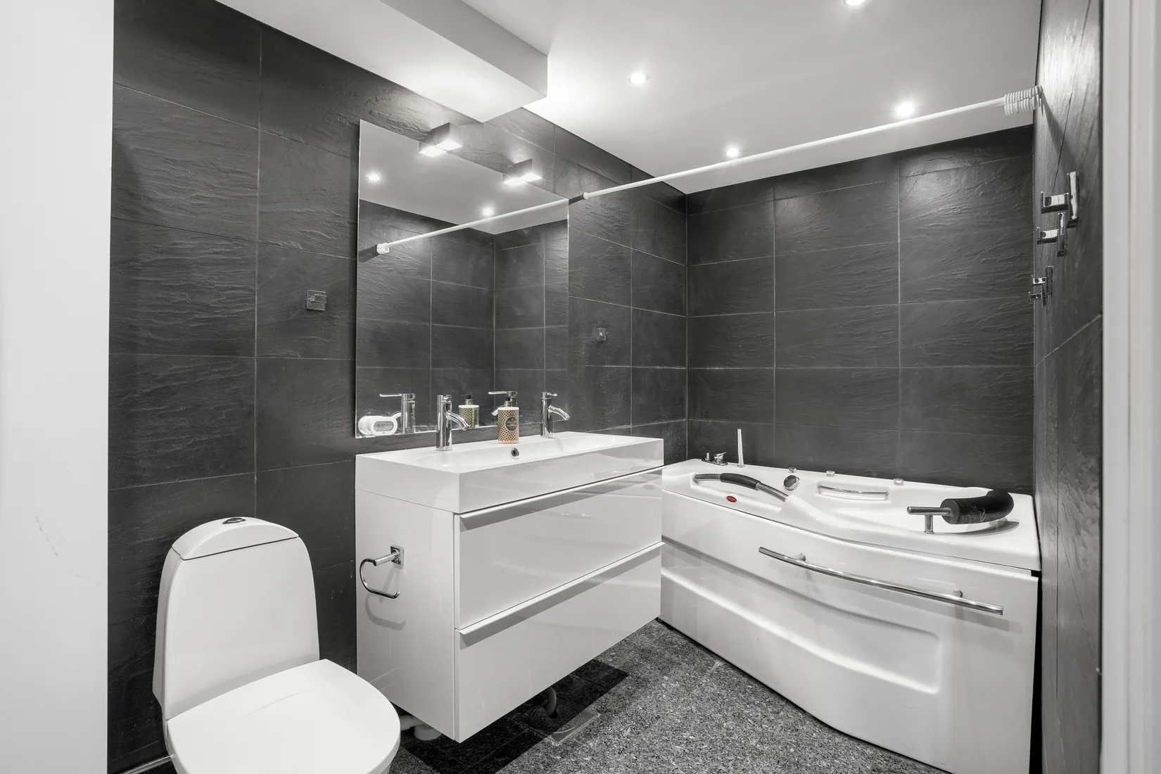 Villa, Radhus, Sviskonvägen 12, Viksjö Hummelmora, Järfälla