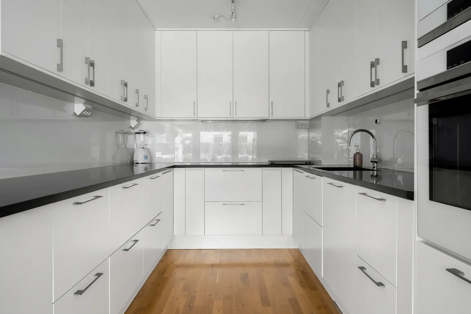 Villa, Radhus, Kalkstigen 8, Lillsjön, Upplands-Bro
