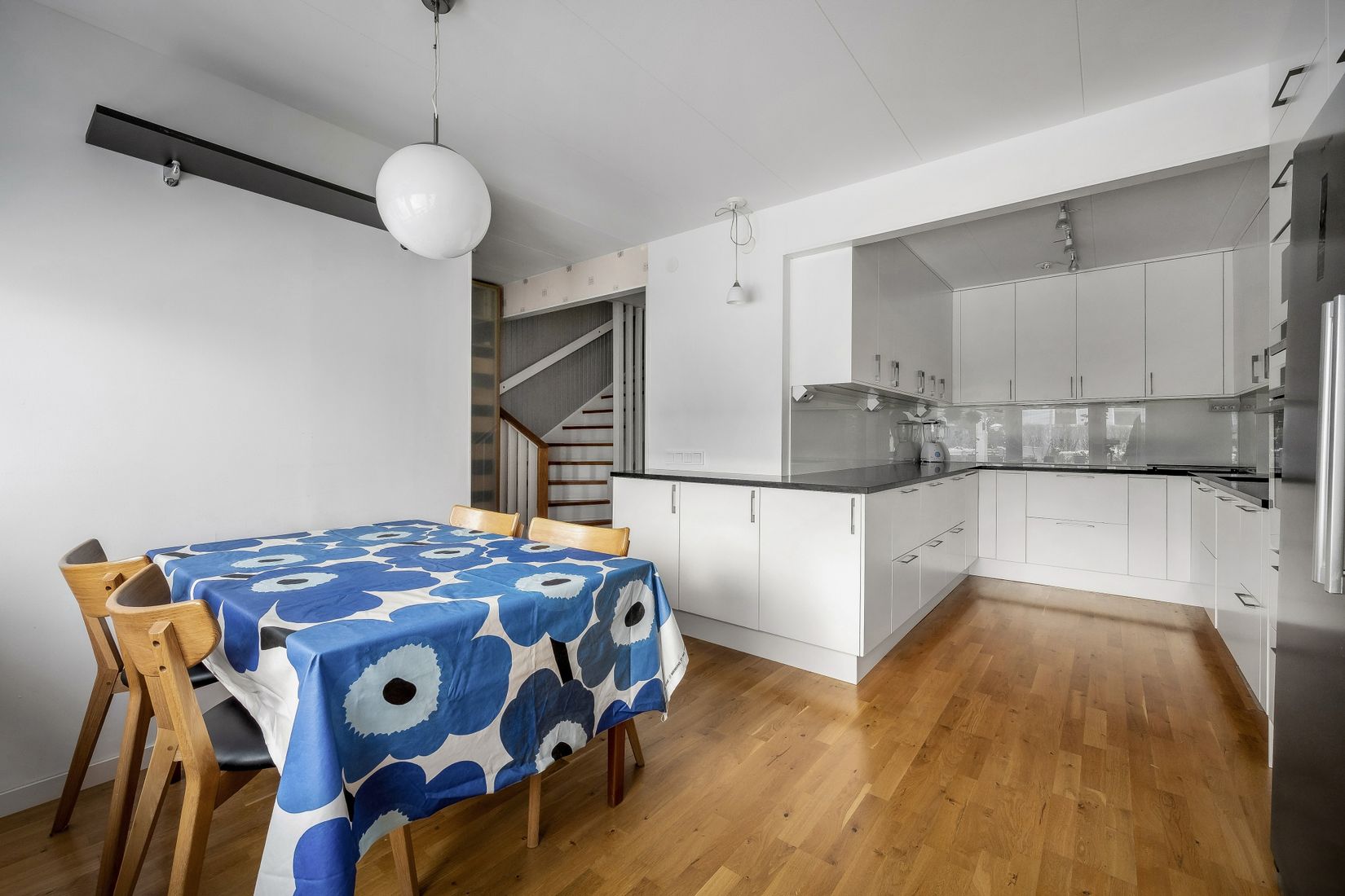 Villa, Radhus, Kalkstigen 8, Lillsjön, Upplands-Bro