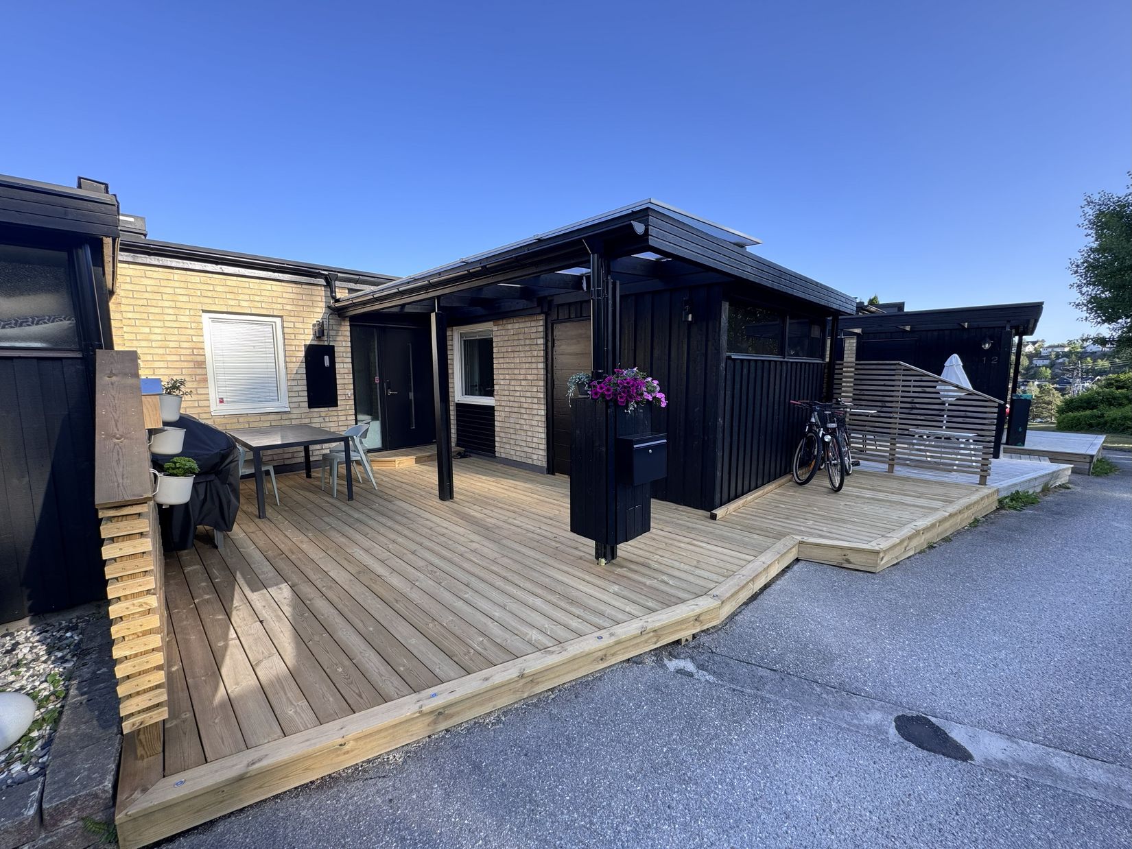 Radhus, Hållstigen 14, Trollbäcken, Tyresö