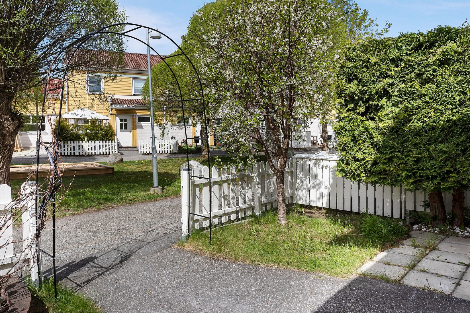 Radhus, Östergården 34, Östergården, Vallentuna